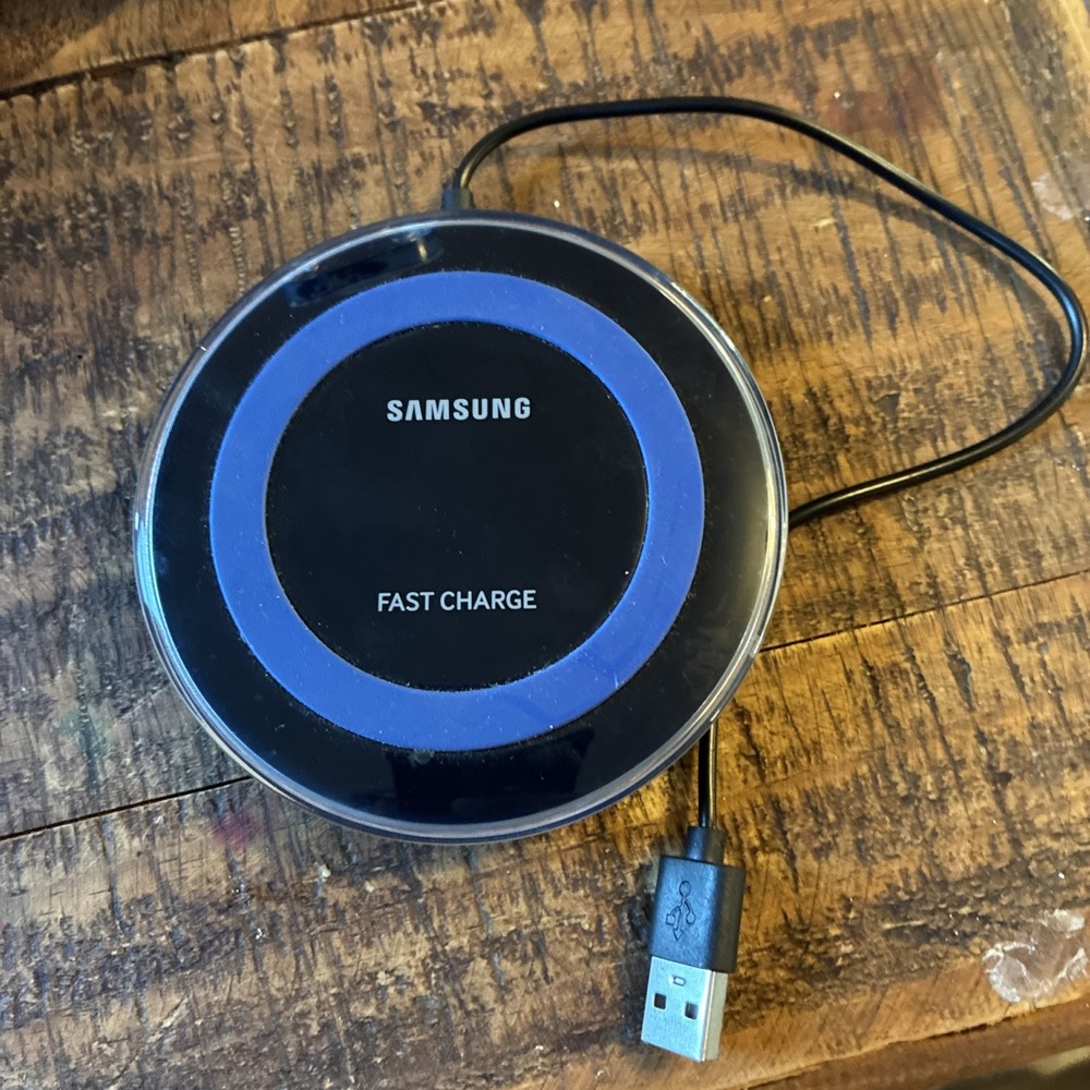 Samsung Fast Charge Wireless Charging Pad Fast Charger w/ USB Cable EP-PN920